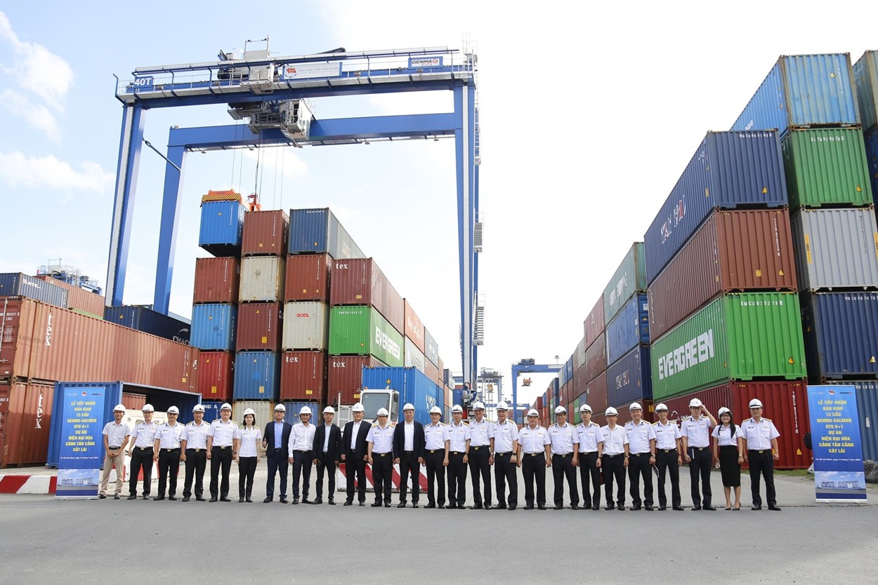 Các đại biểu chụp ảnh chung tại cẩu Genma - Kalmar RTG6+1.